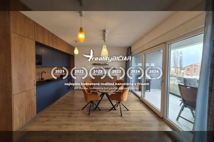 Étkező sarok fa dekorációjú padlóval és nagy ablakokkal egy üdülő apartmanban.