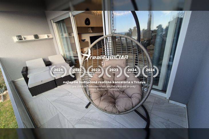 Pihenőterasz rekreációs apartmanhoz kerek hintaszékkel és rattan ülőgarnitúrával.