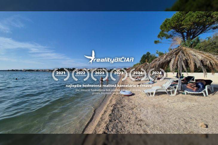 Homokos tengerpart napozóágyakkal nádfedeles napernyők alatt, tiszta égbolt és nyugodt víz.