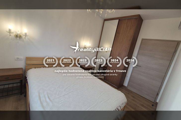 Rekreációs apartman kényelmes ággyal és fa dekorációjú padlóval, falilámpákkal megvilágítva.