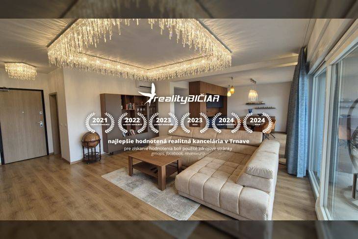 Nappali a nyaraló apartmanban fa dekor padlóval, kanapéval és függőlámpákkal.