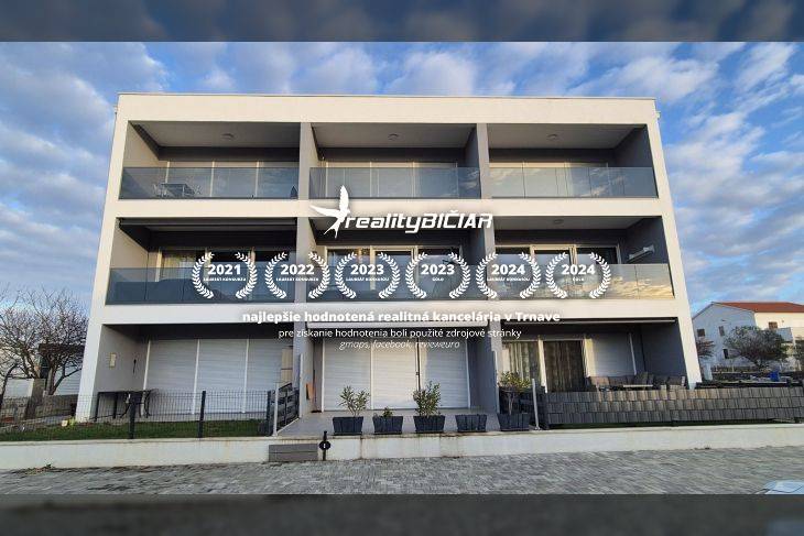 Háromszintes üdülőapartman Vrsi városában, a Zukve utcában, erkélyekkel és üvegezett korlátokkal.