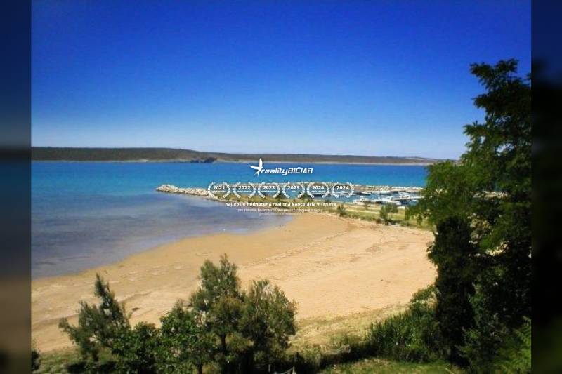 Homokos strand a tengerparti területek közelében Ljubačban, Ljubač.