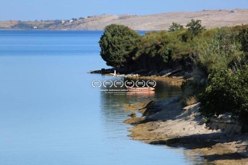 A Ljubač partvidéke gyönyörű kilátást nyújt a tengerre, ideális lakóhely.