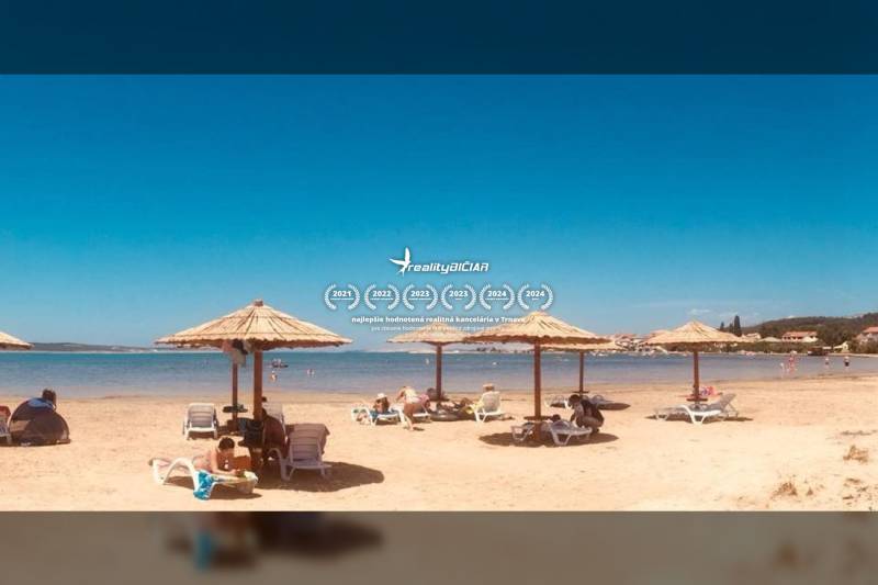 Tengerpart napozóágyakkal és napernyőkkel Ljubač városában lakhatásra.