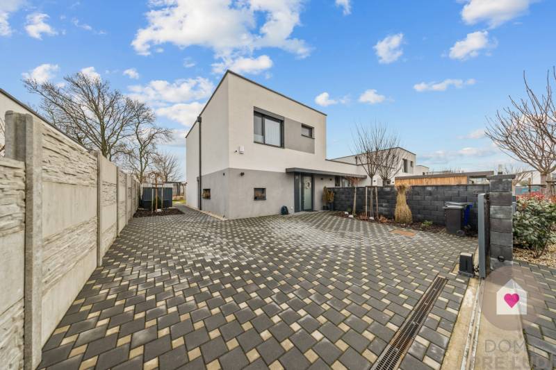 Családi ház a Topoľová utcában, Rovinkán, burkolt udvarral és kerítéssel.