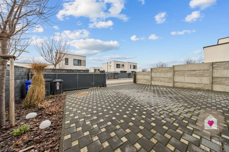 Kilátás a Topoľová utcai 4 szobás lakás bejárati terére Rovinkában.