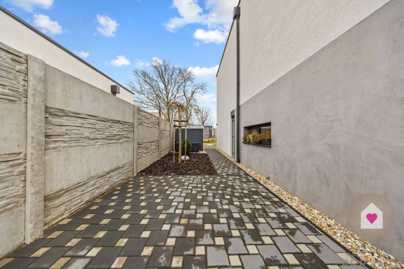 Kövezett út a ház mentén a Topoľová utcában, Rovinkában.