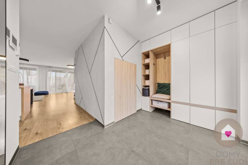 Egy 4 szobás lakás belső tere fa dekor padlóval és beépített szekrényekkel.