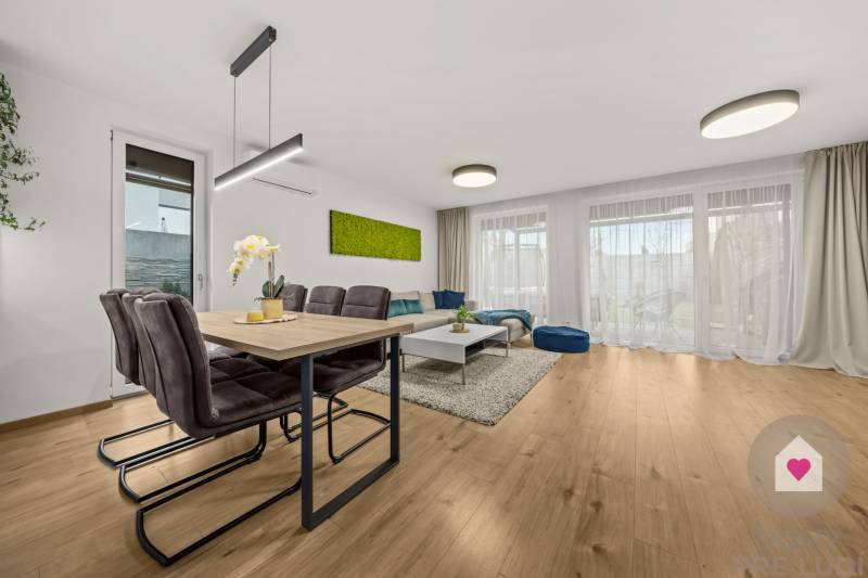 Étkező- és nappalitér egy 4 szobás lakásban, fa dekoros padlóval.