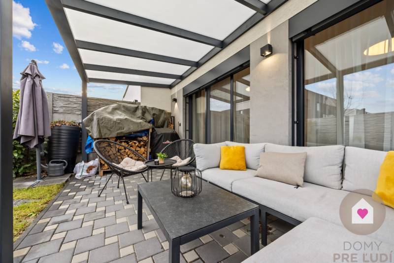 Kültéri ülősarok kanapéval és székekkel egy négy szobás lakásnál a Topoľová utcában, Rovinkában.