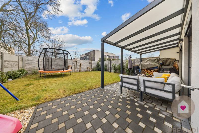 Kert egy 4 szobás lakásnál a Topoľová utcában, Rovinkán, terasszal és trambulinnal.