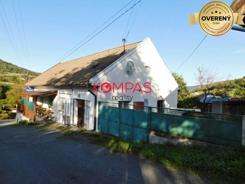 Kereskedelmi helyiségek Vígľašská Huta-Kalinkán nyeregtetővel és szilárd burkolatú úttal.