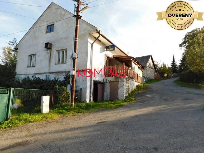 Kereskedelmi helyiségek Vígľašská Huta-Kalinka községben az út mellett, régebbi kétszintes ház.