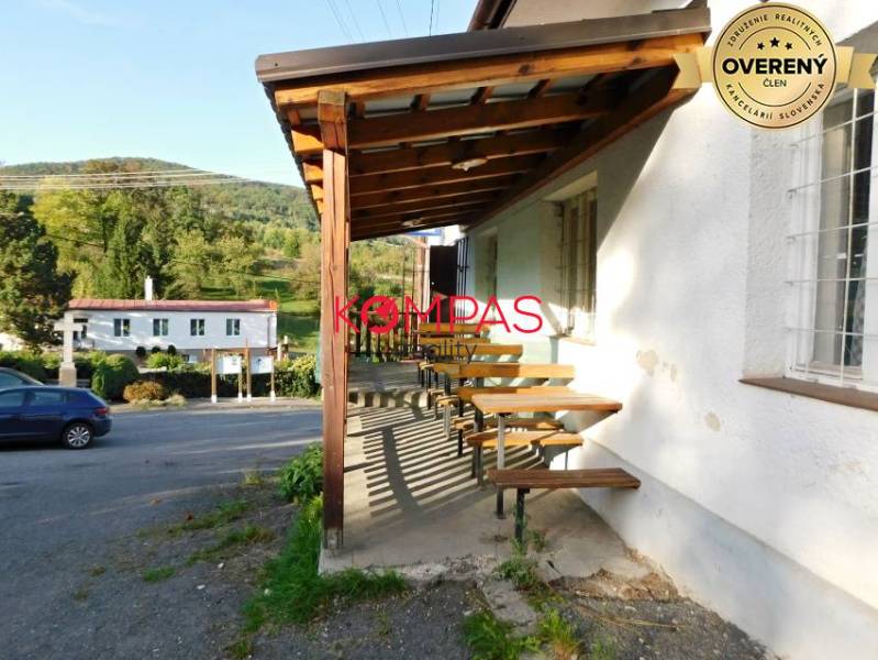 A Vígľašská Huta-Kalinkai üzlethelyiség fa terasza, parkoló, környező természet.