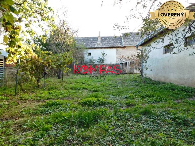 Kert és régebbi épületek a Vígľašská Huta-Kalinka kereskedelmi területein.