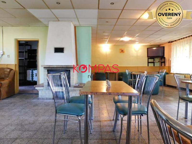 Üzlethelyiség stílusos székekkel, asztallal és kandallóval, rendezvényekre alkalmas.