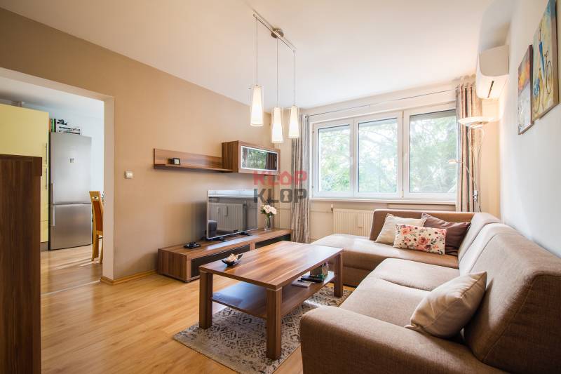 Pozrite si PRÍJEMNÝ 2i byt so ZARIADENÍM, LODŽIOU a KLIMATIZÁCIOU