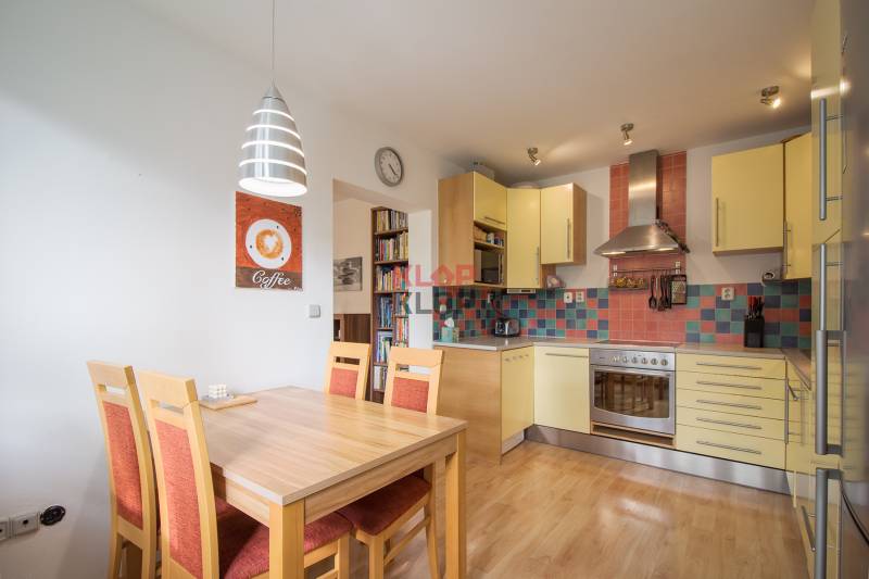 Pozrite si PRÍJEMNÝ 2i byt so ZARIADENÍM, LODŽIOU a KLIMATIZÁCIOU