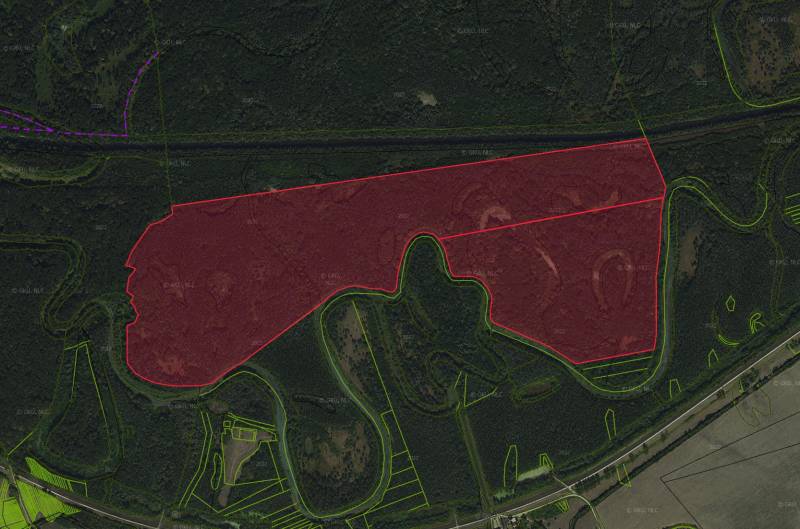 Légi felvétel a mezőgazdasági és erdőterületekről Boľ város környékén.