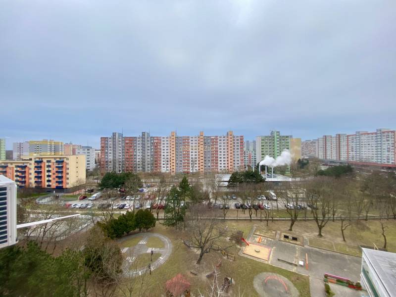 Petržalka, Gessayova: Kilátás a lakótelepre magas lakóépületekkel és parkkal Pozsonyban.