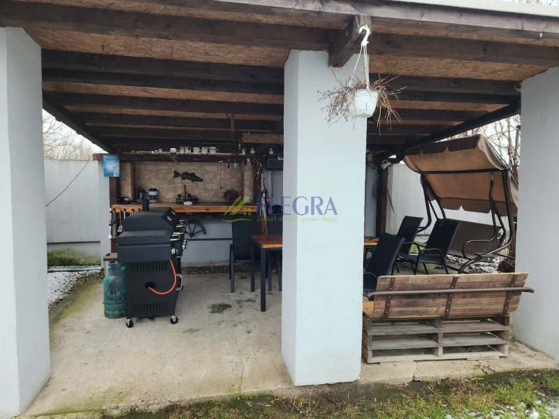 Családi ház Tornyosnémetiben fedett terasszal, grillezővel, hintapaddal és étkezővel.