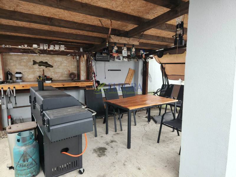 Fedett ülőhely családi házban Tornyosnémetiben, grillel és asztallal.