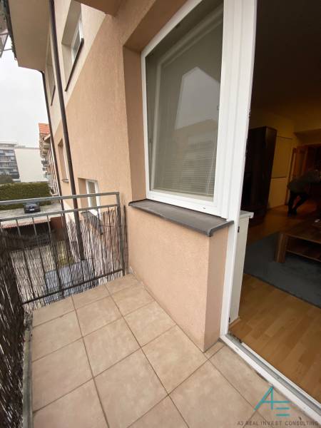 A Dlhá utcai kétszobás lakás erkélye Stupaván kerámia padlóburkolattal.