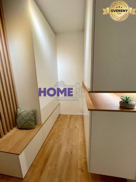 Hangulatos belső tér egy 3 szobás lakásban fa dekoros padlóval és beépített bútorokkal.