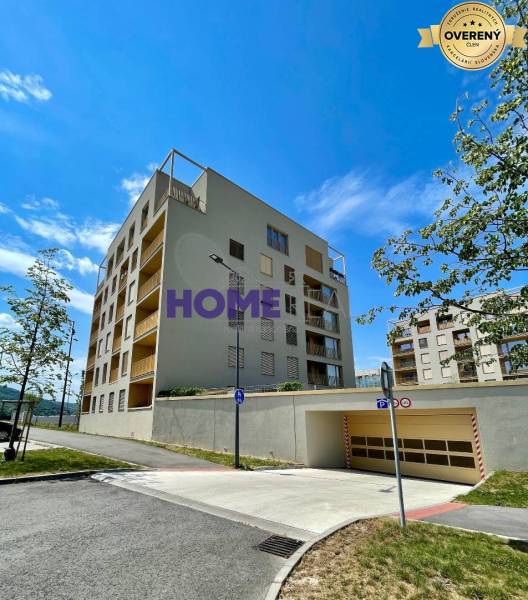 Társasház a Zdenka Schelingová utcában, Pozsonyban, Dévényújfaluban, garázsbejárattal.