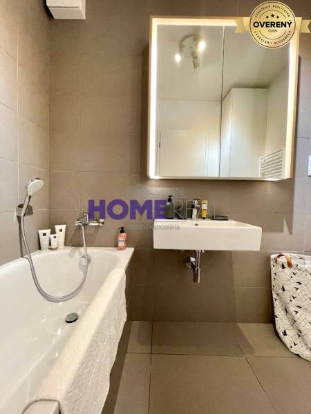 Fürdőszoba káddal és tükörrel a háromszobás lakásban.