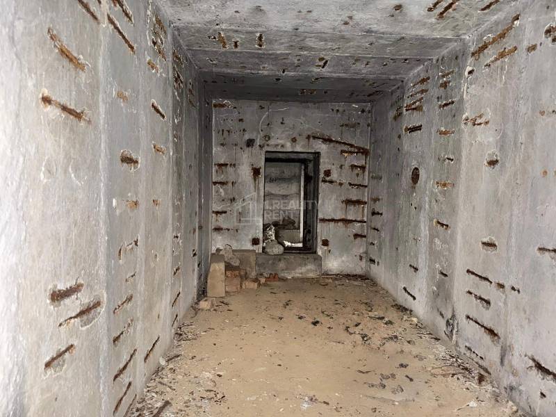 Elhagyatott beton helyiség ablakkal, Ingatlan - lakóhely, Nagy Bytča, Bytča.