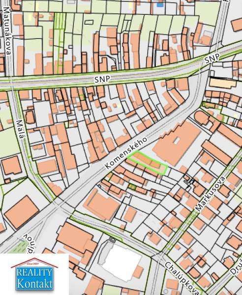 A térkép a Komenského utcát mutatja Surányban, családi házakkal körülvéve.