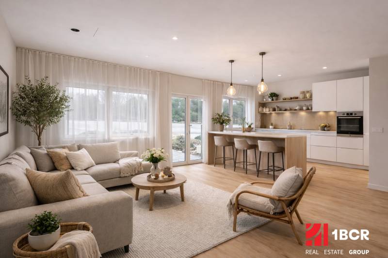 Nappali és konyha családi házban fa dekor padlóval, kényelmes bútorokkal.