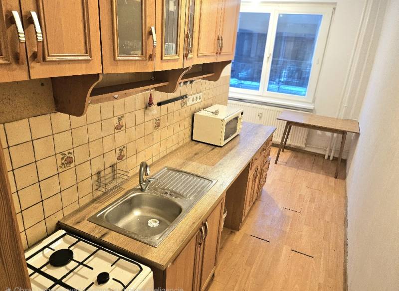 Konyha fa dekor padlóval és ablakkal, 3 szobás lakás része.