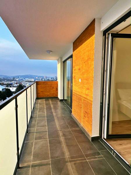 Erkély egy 3 szobás lakásban, kilátással Eperjesre, Solivarská 14, nagy üvegajtók.