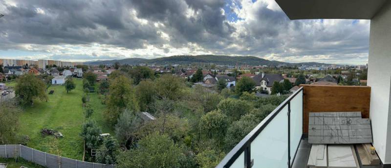 Kilátás az erkélyről a zöldövezetre és házakra Eperjesen, a Solivarská 14-en.