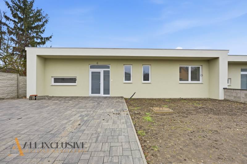 Családi ház Csukárska Pakán, Nagypakán, burkolt térrel és igénytelen kerttel.