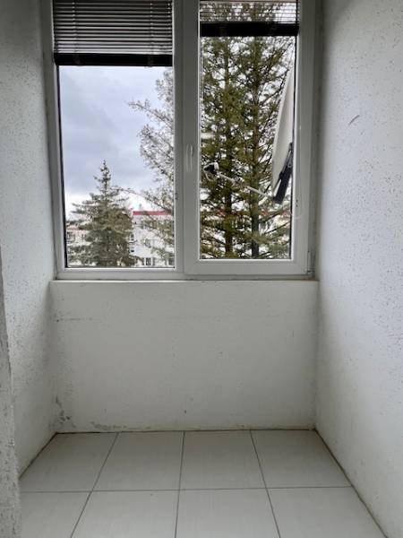 Erkély kilátással egy 2 szobás lakásban Zvolen városában, kerámia burkolattal.