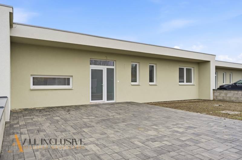 Családi ház a Nagypakán, Csukárska Paka területén, betonozott felülettel.