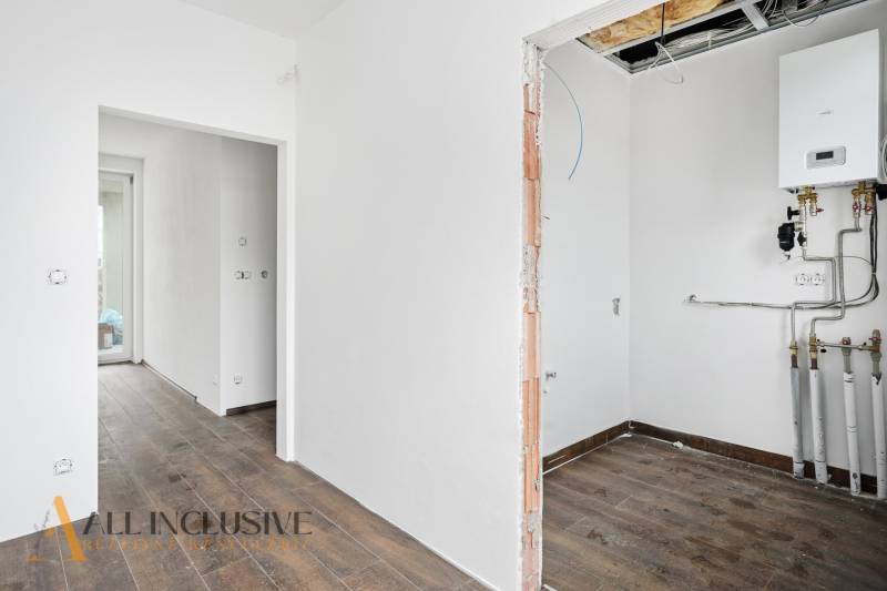 Családi ház belső tere fa dekorációjú padlóval és fűtési berendezéssel.