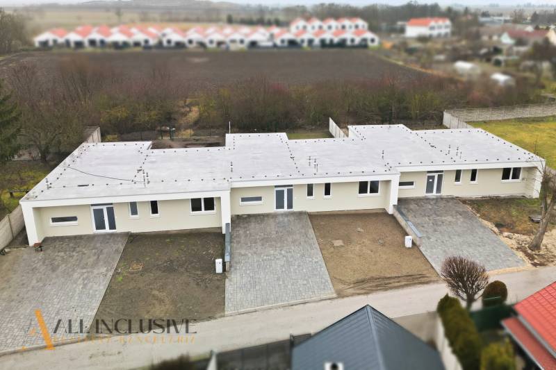 Családi ház Nagypakán, Csukárska Paka területén, udvarokkal és parkolóhelyekkel.