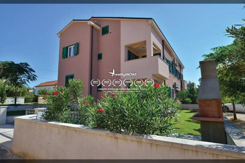 A Privlaka utcában található 2 szobás lakás külső része gondozott kerttel.