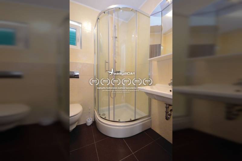 Fürdőszoba zuhanyzóval egy kétszobás lakásban.