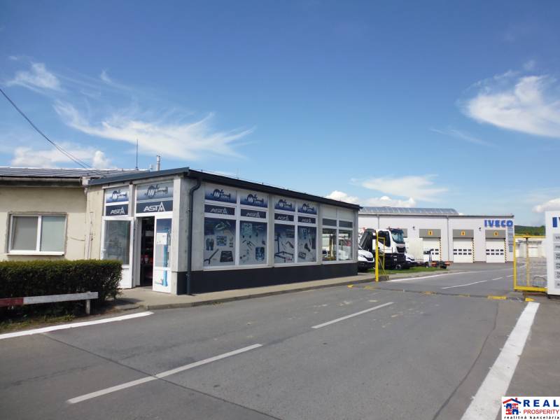 Épület garázsokkal és teherautókkal a Strojnícka utcában, Eperjesen, Raktárak és csarnokok.