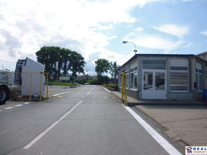 A Prešov-i Strojnícka utcán található bejárat, amely raktárakhoz és csarnokokhoz vezet.