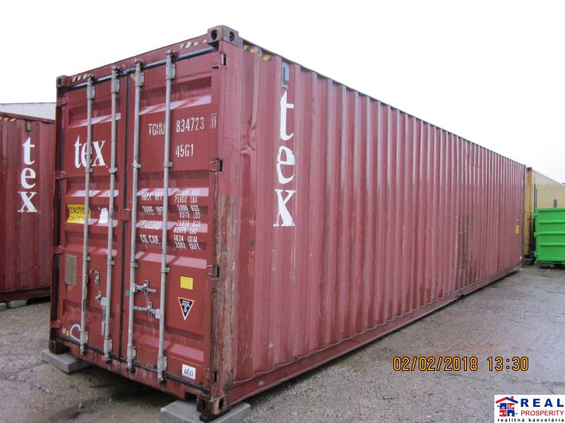 Piros tengeri konténer a Gépészeti utcában, Eperjesen, raktárak és csarnokok mellett.