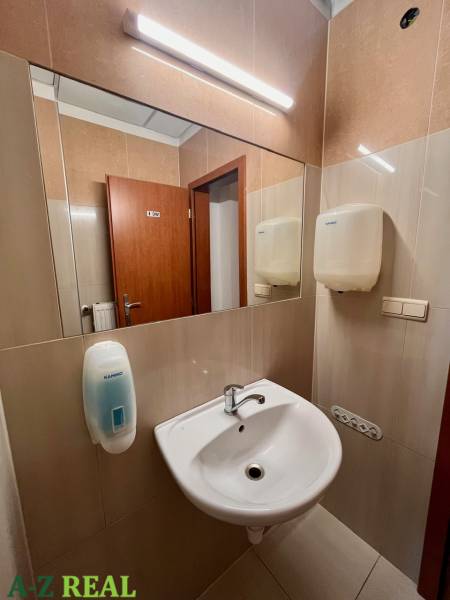 Irodák mosdóval, tükörrel és szappanadagolóval.