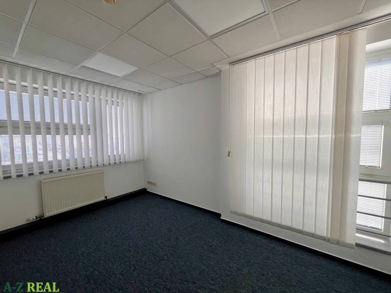 Irodák fehér redőnyökkel és sötét szőnyeggel, Stará Vajnorská, Pozsony - Újváros.