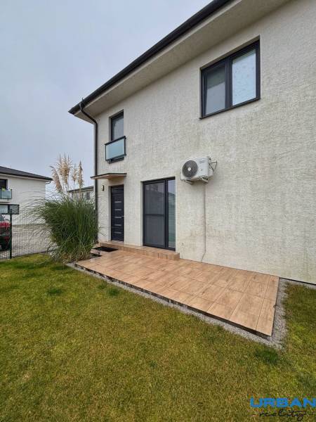 A Kráľovianky-i 3 szobás lakásnak terasza és füves területe van szürke homlokzattal.